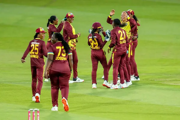 Batı Hint Adaları Kadınları, İngiltere 'deki Nat Sciver-Brunt' ı (İngiliz Bilim Adamı Brunt) 1. Vitality IT20 Serisi sırasında kovduktan sonra, Spitfire Ground, Canterbury, Birleşik Krallık 'ta Batı Hint Adaları Kadınları' na karşı açılan davayı kutluyor.