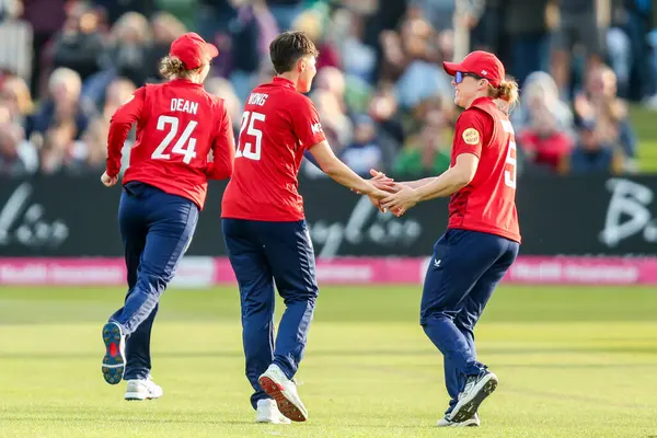 İngiltere 'den Issy Wong, Batı Hint Adaları' ndan Shabika Gajnabi 'nin görevden alınmasını 1. Vitality IT20 Serisi sırasında kadınlar Batı Hint Adaları' na karşı kadınlar Spitfire Ground, Canterbury, Birleşik Krallık, 21 Mayıs 2025 'te kutluyor.