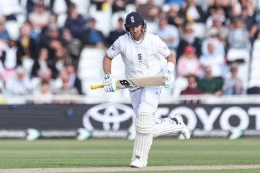 İngiltere 'den Joe Root, 22 Mayıs 2025' te İngiltere 'nin Trent Bridge, Nottingham' da Zimbabwe 'ye karşı oynadığı 1. Rothesay Test Maçı' nda 13.000 kariyerini tamamladı.