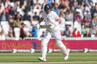 İngiltere 'den Joe Root, 22 Mayıs 2025' te İngiltere 'nin Trent Bridge, Nottingham' da Zimbabwe 'ye karşı oynadığı Rothesay Test Maçı' nda iki koşu yaptı.