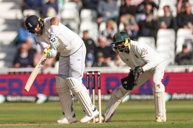 İngiltere 'den Joe Root, 22 Mayıs 2025' te İngiltere 'nin Trent Bridge, Nottingham' da Zimbabwe 'ye karşı oynadığı Rothesay Test Maçı' nda iki koşu yaptı.