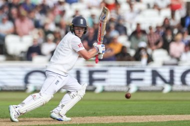 İngiltere 'den Ollie Pope, 22 Mayıs 2025' te İngiltere 'nin Trent Bridge, Nottingham' da Zimbabwe 'ye karşı oynadığı 1. Rothesay Test Maçı' nda topa iki kez vuruyor.