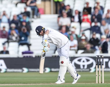 İngiltere 'den Joe Root topa tek koşu için vuruyor ve Rothesay Test Maçı 1. Gün İngiltere' nin Trent Bridge, Nottingham, Birleşik Krallık 'ta Zimbabwe' ye karşı oynadığı maçta 13.000 kariyer koşusunu sayıyor.