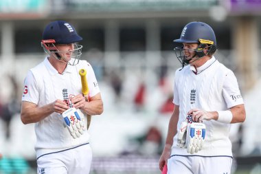 İngiltere 'den Harry Brook ve İngiltere' den Ollie Pope, İngiltere 'nin Trent Köprüsü, Nottingham, Birleşik Krallık' ta Zimbabwe 'ye karşı oynadığı 1. Rothesay Test Maçı' nın ilk gününde, köstek olarak oyun alanından ayrıldılar.