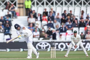 İngiltere 'den Joe Root topa tek koşu için vuruyor ve Rothesay Test Maçı 1. Gün İngiltere' nin Trent Bridge, Nottingham, Birleşik Krallık 'ta Zimbabwe' ye karşı oynadığı maçta 13.000 kariyer koşusunu sayıyor.