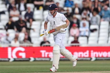 İngiltere 'den Harry Brook, 22 Mayıs 2025' te İngiltere 'nin Trent Bridge, Nottingham' da Zimbabwe 'ye karşı oynadığı Rothesay Deneme Maçı' nda iki kez koşuyor.
