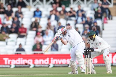 İngiltere 'nin Ollie Pope' u, 22 Mayıs 2025 'te İngiltere' nin Trent Bridge, Nottingham 'da Zimbabwe' ye karşı oynadığı 1. Rothesay Deneme Maçı 'nda dörde ulaştı.