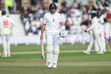 İngiltere 'den Joe Root, İngiltere' nin Trent Köprüsü, Nottingham, İngiltere 'de 22 Mayıs 2025' te oynanan 1. Rothesay Test Maçı 'nda Muzarabani' nin attığı top sahasından çıktı.