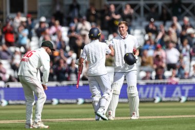 İngiltere 'den Zak Crawley, 22 Mayıs 2025' te İngiltere 'nin Nottingham kentindeki Trent Köprüsü' nde oynanan 1. Rothesay Test Maçı 'nda İngiltere' den Ollie Pope ile bir yüzyıl (100 koşu) kutluyor.