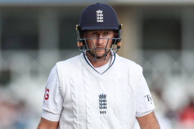 İngiltere 'den Joe Root, İngiltere' nin Trent Köprüsü, Nottingham, İngiltere 'de 22 Mayıs 2025' te oynanan 1. Rothesay Test Maçı 'nda Muzarabani' nin attığı top sahasından çıktı.