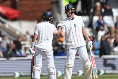 İngiltere 'den Zak Crawley, İngiltere' nin Trent Bridge, Nottingham, İngiltere 'de 22 Mayıs 2025' te oynanan Rothesay Deneme Maçı 'nda yarım yüzyılını kutlayan İngiliz Ollie Pope ile el sıkışıyor.