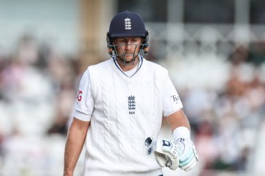 İngiltere 'den Joe Root, İngiltere' nin Trent Köprüsü, Nottingham, İngiltere 'de 22 Mayıs 2025' te oynanan 1. Rothesay Test Maçı 'nda Muzarabani' nin attığı top sahasından çıktı.