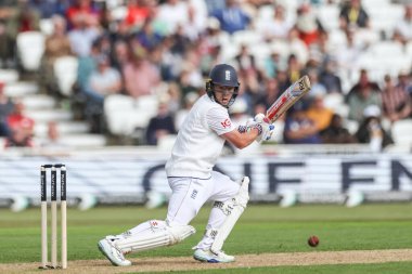 İngiltere 'den Ollie Pope, 22 Mayıs 2025' te İngiltere 'nin Trent Bridge, Nottingham' da Zimbabwe 'ye karşı oynadığı 1. Rothesay Test Maçı' nda topa iki kez vuruyor.