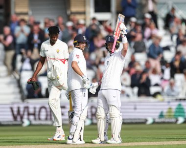 İngiltere 'nin Ollie Pope' u, 22 Mayıs 2025 'te İngiltere' nin Nottingham, İngiltere 'deki Trent Köprüsü' nde oynanan 1. Rothesay Test Maçı 'nda 150 koşu yaptı.