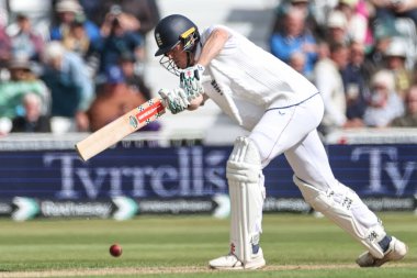 İngiltere 'den Zak Crawley, 22 Mayıs 2025' te İngiltere 'nin Trent Bridge, Nottingham' da Zimbabwe 'ye karşı oynadığı Rothesay Deneme Maçı' nda görev başında.