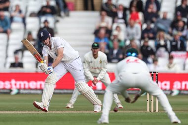 İngiltere 'den Harry Brook, 22 Mayıs 2025' te İngiltere 'nin Trent Bridge, Nottingham' da Zimbabwe 'ye karşı oynadığı Rothesay Deneme Maçı' nda iki kez koşuyor.