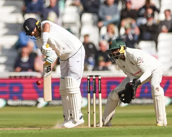 İngiltere 'den Joe Root, İngiltere' nin Trent Bridge, Nottingham 'da Zimbabwe' ye karşı oynadığı 1. Rothesay Deneme Maçı 'nda 22 Mayıs 2025' te iş başında.