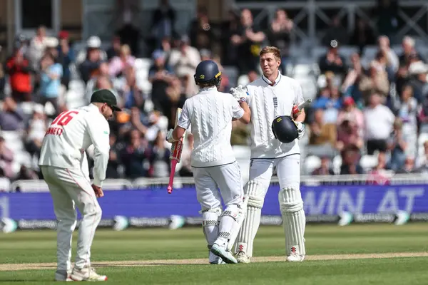 İngiltere 'den Zak Crawley, 22 Mayıs 2025' te İngiltere 'nin Nottingham kentindeki Trent Köprüsü' nde oynanan 1. Rothesay Test Maçı 'nda İngiltere' den Ollie Pope ile bir yüzyıl (100 koşu) kutluyor.