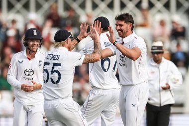 İngiltere 'den Josh Dil, Zimbabwe kaptanı Craig Ervine ile İngiltere' nin kaptanı Ben Stokes 'un İngiltere' nin Trent Köprüsü, Nottingham, 23 Mayıs 2025 'te oynanan Rothesay Test Maçı 2.