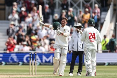 Zimbabwe 'den Brian Bennett, 23 Mayıs 2025' te İngiltere 'nin Trent Bridge, Nottingham' da Zimbabwe 'ye karşı oynadığı Rothesay Test Maçı' nda bir yüzyıl (100 koşu) kutluyor.