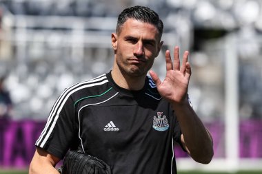 Newcastle United takımından Fabian Schr, 25 Mayıs 2025 'te St. James' s Park, Newcastle, İngiltere 'de oynanan Premier Lig maçı sırasında Everton' a karşı dalgalar halinde geliyor.