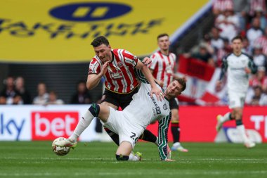 Sheffield United takımından Chris Mepham 24 Mayıs 2025 'te Wembley Stadyumu' nda Sheffield United 'ın Sunderland' a karşı oynadığı final maçında Kieffer Moore 'u yere serdi.