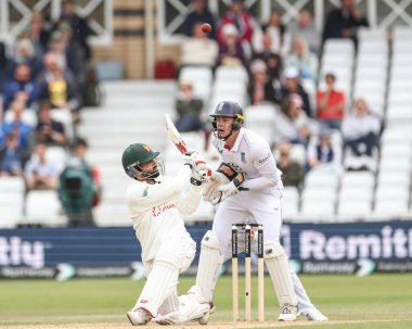 Zimbabwe 'li Sikandar Raza, İngiltere' nin Nottingham kentindeki Trent Köprüsü 'nde oynanan Rothesay Test Maçı 3. Gün İngiltere' nin Zimbabwe 'ye karşı 24 Mayıs 2025' te Jamie Smith 'in kafasının üzerinden topu sürüyor.