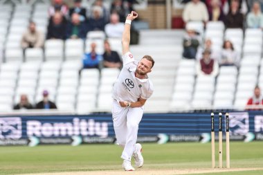 İngiltere 'den Sam Cook, 24 Mayıs 20255' te İngiltere 'nin Trent Bridge, Nottingham' da Zimbabwe 'ye karşı oynadığı Rothesay Test Maçı' nda topu teslim ediyor.