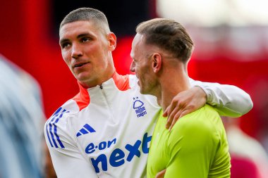 Nottingham Forest oyuncuları ve çalışanları, İngiltere 'nin Nottingham City Ground, Nottingham, 25 Mayıs 2025' te oynanan Premier League maçı sonrasında taraftarların Chelsea 'ye karşı oynadığı maçı kabul ediyor.