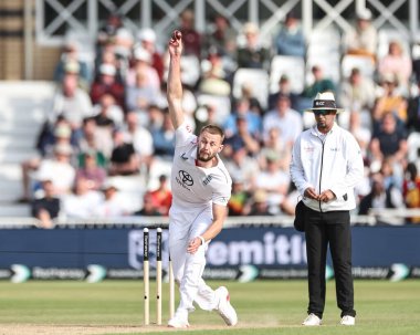İngiltere 'den Gus Atkinson, 23 Mayıs 2025' te İngiltere 'nin Trent Bridge, Nottingham' da Zimbabwe 'ye karşı oynadığı Rothesay Test Maçı' nda topu teslim etti.