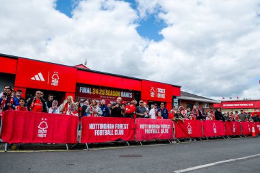 Taraftarlar Premier Lig maçından önce Nottingham Forest Chelsea 'ye karşı City Ground, Nottingham, İngiltere' de 25 Mayıs 2025 'te oynanan maçın keyfini çıkarıyorlar.