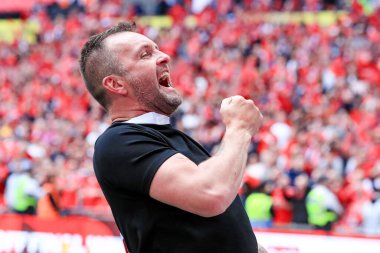 Charlton Athletic 'in teknik direktörü, 25 Mayıs 2025' te Wembley Stadyumu 'nda oynanan Sky Bet 1 Playoff final maçı sonrası Sky Bet Şampiyonası' na terfisini kutluyor.