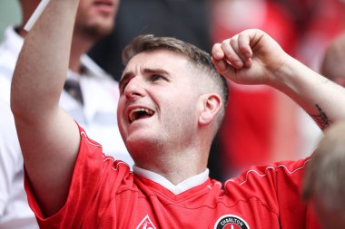 Charlton Athletic taraftarları 25 Mayıs 2025 'te Londra' daki Wembley Stadyumu 'nda Charlton Athletic ile Leyton Orient arasında oynanan final maçı sırasında