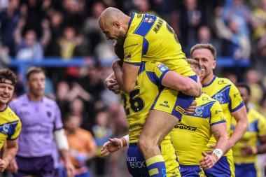 Warrington Wolves 'tan Dan Russell, 23 Mayıs 2025' te Warrington Jones Stadyumu 'nda oynanan 12. Warrington Wolves vs Hull KR karşılaşmasında denemesini kutluyor.
