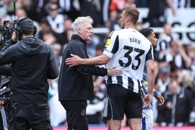 Everton 'ın David Moyes teknik direktörü, İngiltere' nin Newcastle kentindeki St. James 's Park' ta oynanan Premier League maçı sırasında Newcastle United 'dan Dan Burn ile el sıkışıyor.