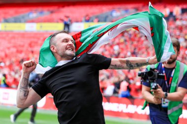 Charlton Athletic 'in teknik direktörü, 25 Mayıs 2025' te Wembley Stadyumu 'nda oynanan Sky Bet 1 Playoff final maçı sonrası Sky Bet Şampiyonası' na terfisini kutluyor.