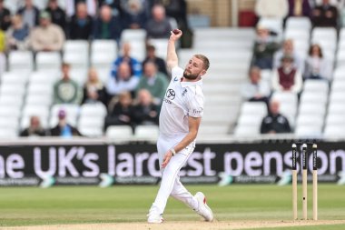 İngiltere 'den Gus Atkinson, 24 Mayıs 2025' te İngiltere 'nin Trent Bridge, Nottingham' da Zimbabwe 'ye karşı oynadığı Rothesay Test Maçı' nda topu teslim ediyor.