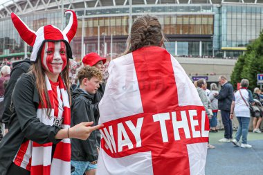 Sunderland taraftarları, 24 Mayıs 2025 'te Wembley Stadyumu' nda Sheffield United ile Sunderland arasında oynanan Sky Bet Şampiyonası final maçının önünde bayrak sallayan arkadaşlara işaret ediyor.