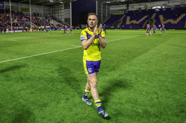 Warrington Wolves 'tan Ben Currie, 23 Mayıs 2025' te İngiltere 'nin Warrington kentinde oynanan 12. Betfred Süper Lig karşılaşmasında taraftarları alkışlıyor.