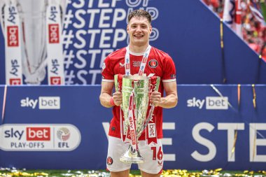 Charlton Athletic takımından Josh Edwards, 25 Mayıs 2025 'te Wembley Stadyumu' nda oynanan Charlton Atletizm ve Leyton Orient maçında kupayla birlikte poz verdi.