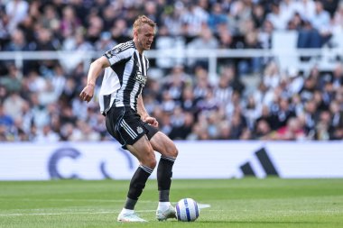 Newcastle United 'dan Dan Burn Premier Lig maçı sırasında topla birlikte Newcastle United Everton' a karşı St. James 's Park, Newcastle, İngiltere, 25 Mayıs 2025