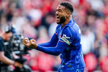 Chelsea Premier Lig maçının ardından Nottingham Forest Chelsea 'ye karşı 25 Mayıs 2025' te İngiltere 'nin Nottingham şehrinde oynanan City Ground maçında kazandığı galibiyet sonrasında Şampiyonlar Ligi' ndeki yerlerini kutluyor.