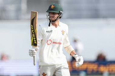 Zimbabwe 'den Brian Bennett, 23 Mayıs 2025' te İngiltere 'nin Trent Köprüsü, Nottingham, İngiltere' de Zimbabwe 'ye karşı oynadığı Rothesay Test Maçı' nda Sheffield 'dan ayrılan kargaları ayakta alkışlıyor.