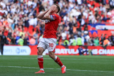 Charlton Atletizm takımından Greg Docherty, 25 Mayıs 2025 'te Wembley Stadyumu' nda oynanan Sky Bet 1 playoff final maçı sonrasında Sky Bet Şampiyonası 'na tekrar terfisini kutluyor.