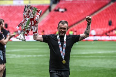 Charlton Athletic takımının teknik direktörü, 25 Mayıs 2025 'te Wembley Stadyumu' nda oynanan Charlton Athletic ve Leyton Orient maçında kupa ile kutluyor.