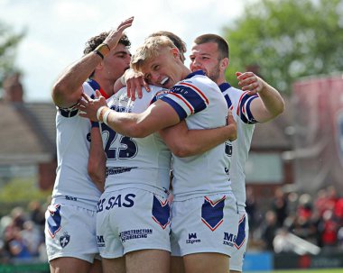 Wakefield Trinity 'den Josh Rourke, 25 Mayıs 2025' te Birleşik Krallık 'ın Wakefield Stadyumu' nda oynanan Betfred Süper Lig karşılaşmasında Wakefield Trinity ile Salford Red Devils karşılaşmasını kutluyor.