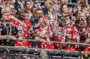 Charlton Athletic, 25 Mayıs 2025 'te Wembley Stadyumu' nda oynanan Charlton Athletic ve Leyton Orient maçında Şampiyonluk Playoff Kupası 'nı kaldırdı.