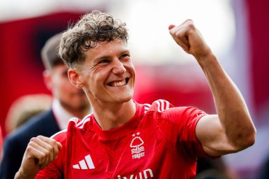 Nottingham Forest oyuncuları ve çalışanları, İngiltere 'nin Nottingham City Ground, Nottingham, 25 Mayıs 2025' te oynanan Premier League maçı sonrasında taraftarların Chelsea 'ye karşı oynadığı maçı kabul ediyor.