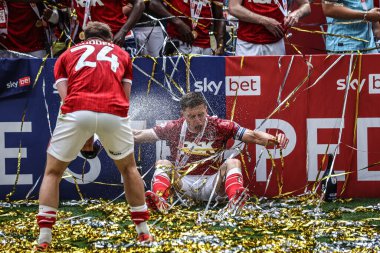 Charlton Atletizm takımından Greg Docherty, 25 Mayıs 2025 'te İngiltere' nin Wembley Stadyumu 'nda oynanan Sky Bet 1 playoff final maçında Lig Bir Playoff finalini kazandı.