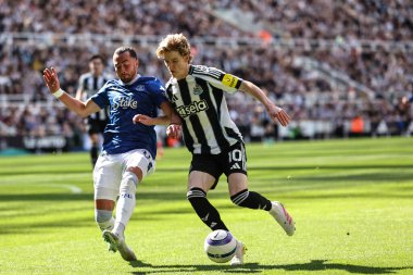 Newcastle United takımından Anthony Gordon, 25 Mayıs 2025 'te St. James' s Park, Newcastle 'da oynanan Premier League karşılaşmasında Everton' dan Jack Harrison 'ı durdurdu.